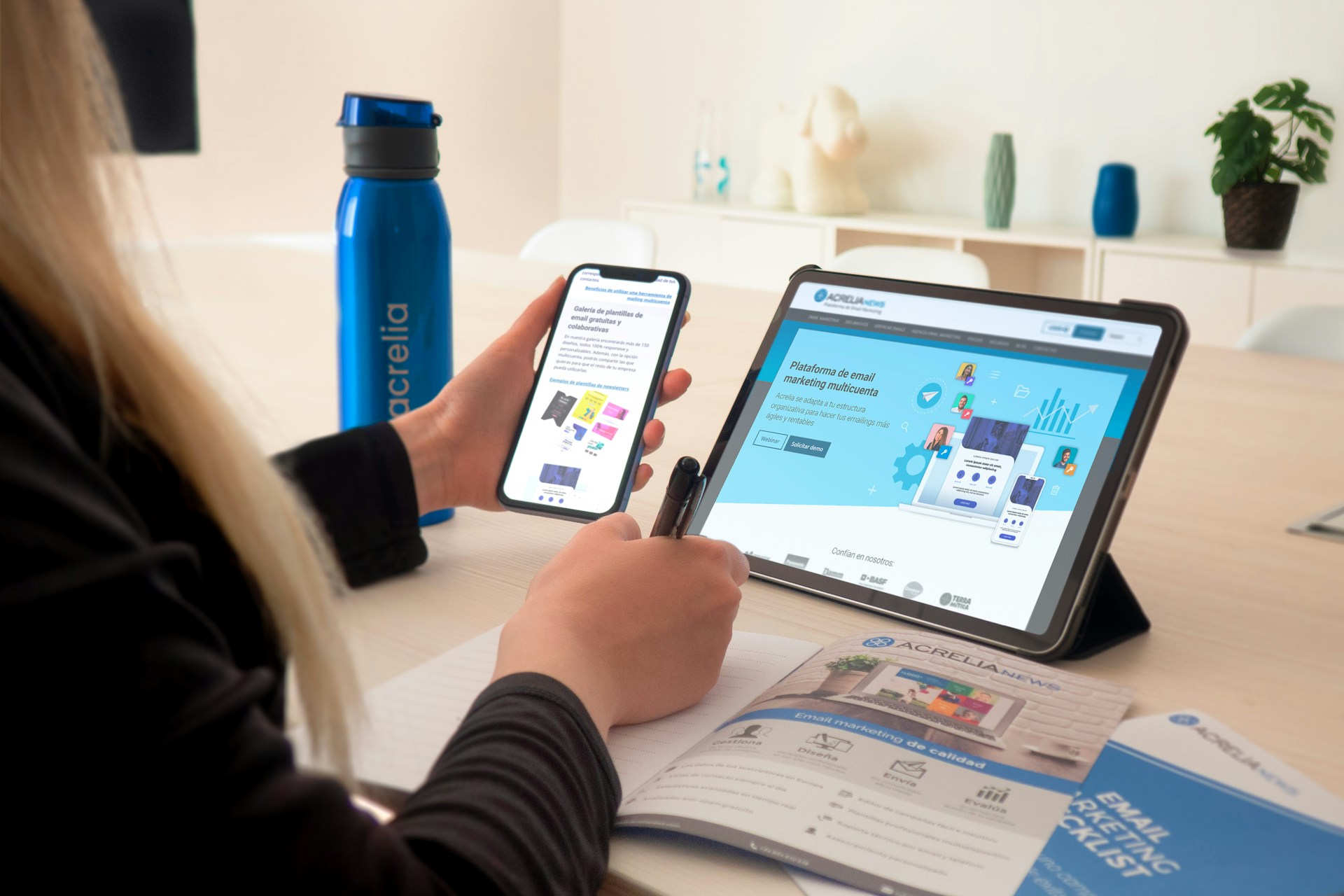 Donna davanti a uno smartphone e a un tablet