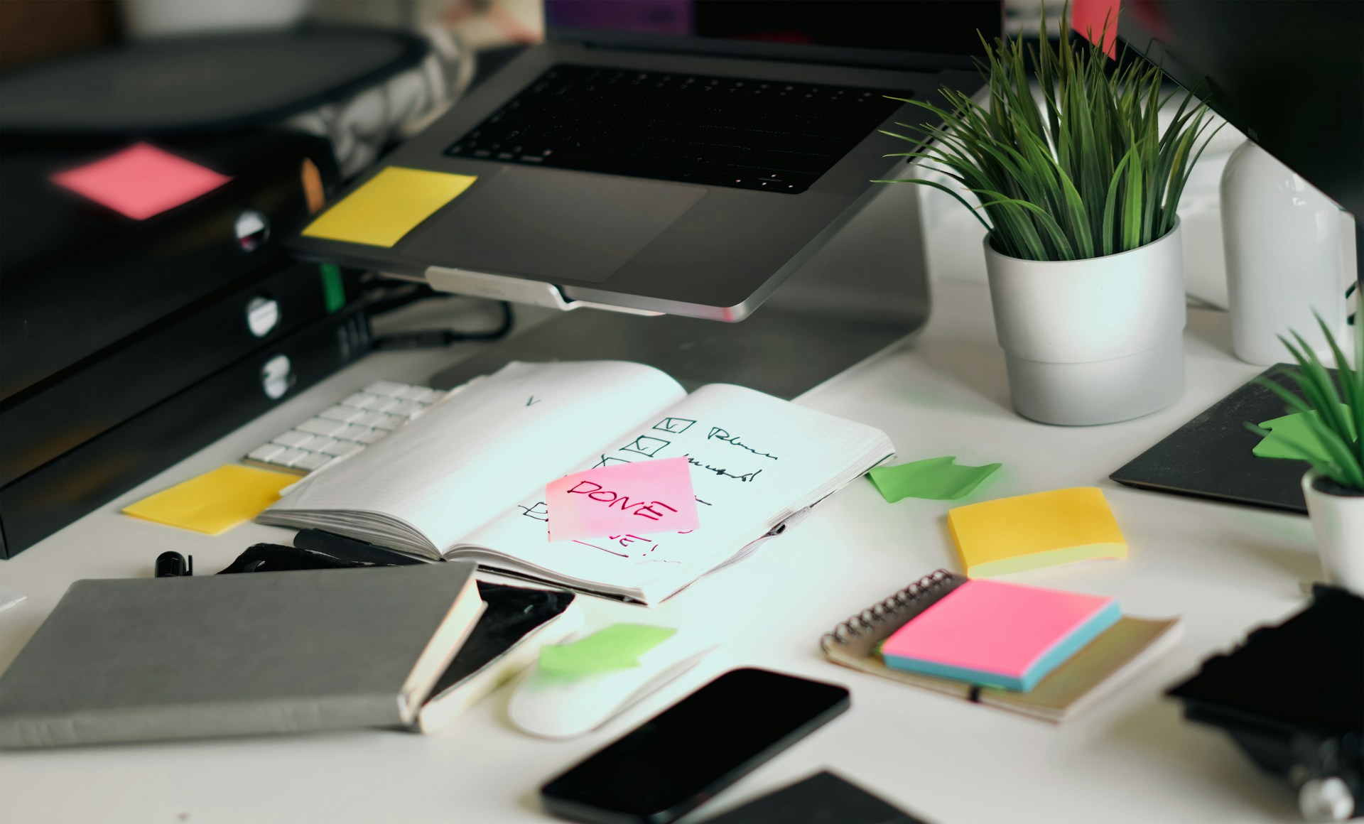 Scrivani con computer, agende e post-it