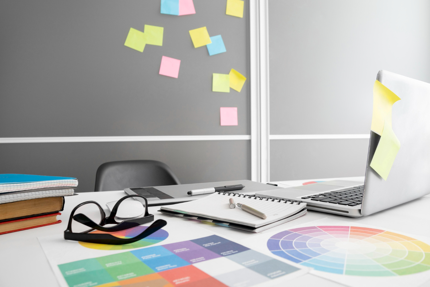 Scrivania con computer portatile e post-it