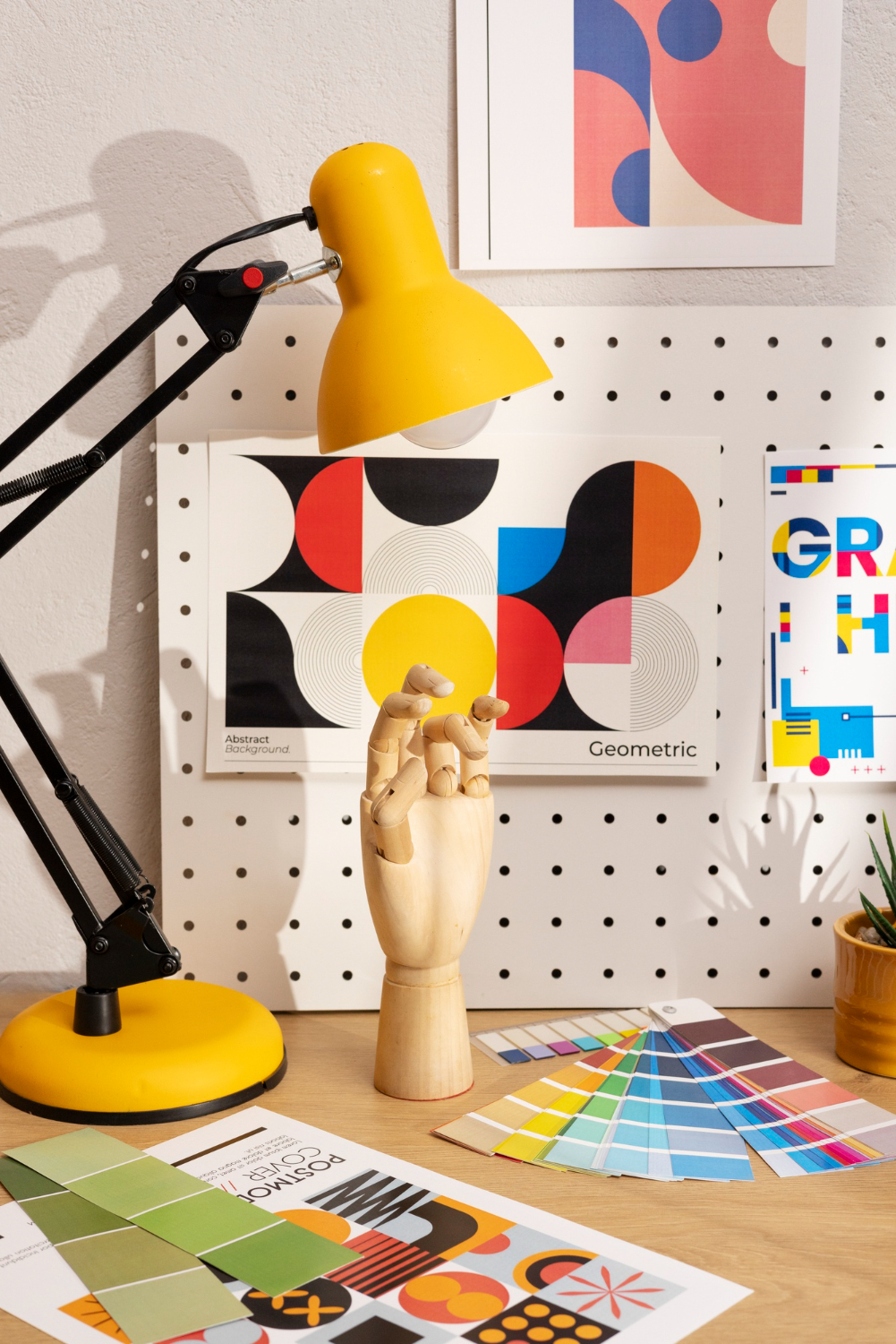 Scrivania con lampada e palette di colori